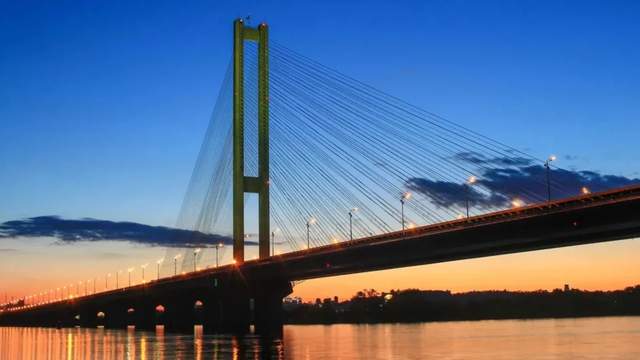 Сталося влучання у Південний міст у Києві: рух транспорту та метро обмежили