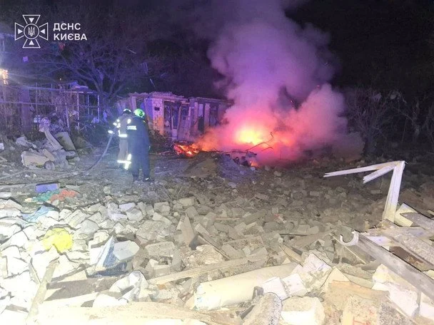 Росіяни завдали удару по Оболонському району Києва.