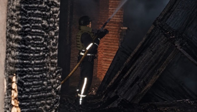 На Житомирщині через російський обстріл виникла пожежа на підприємстві