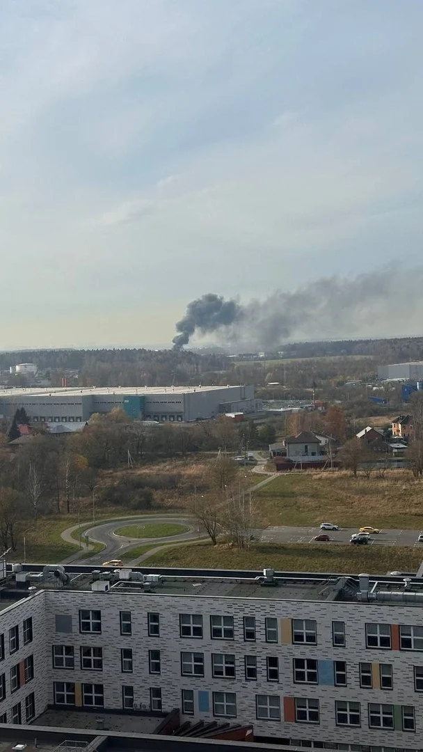 Дим піднімається в районі московського аеропорту «Шереметьєво».