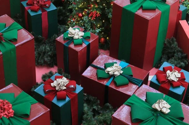 Що подарувати дорослим на Миколая: найкращі ідеї подарунків до 500, 1000 і 2000 грн