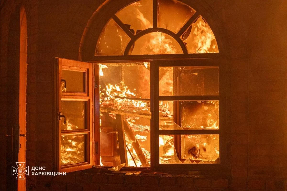 Росіяни вдарили по Харкову: спалахнула масштабна пожежа, серед поранених є дитина (фото)