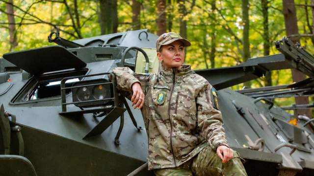 "Ви що, з глузду з'їхали?": Камалія розлютила мережу відео з танцями на бронеавтомобілі