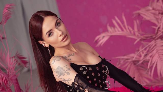 MamaRika показала, який вигляд мала до збільшення губ, і різко відповіла критикам