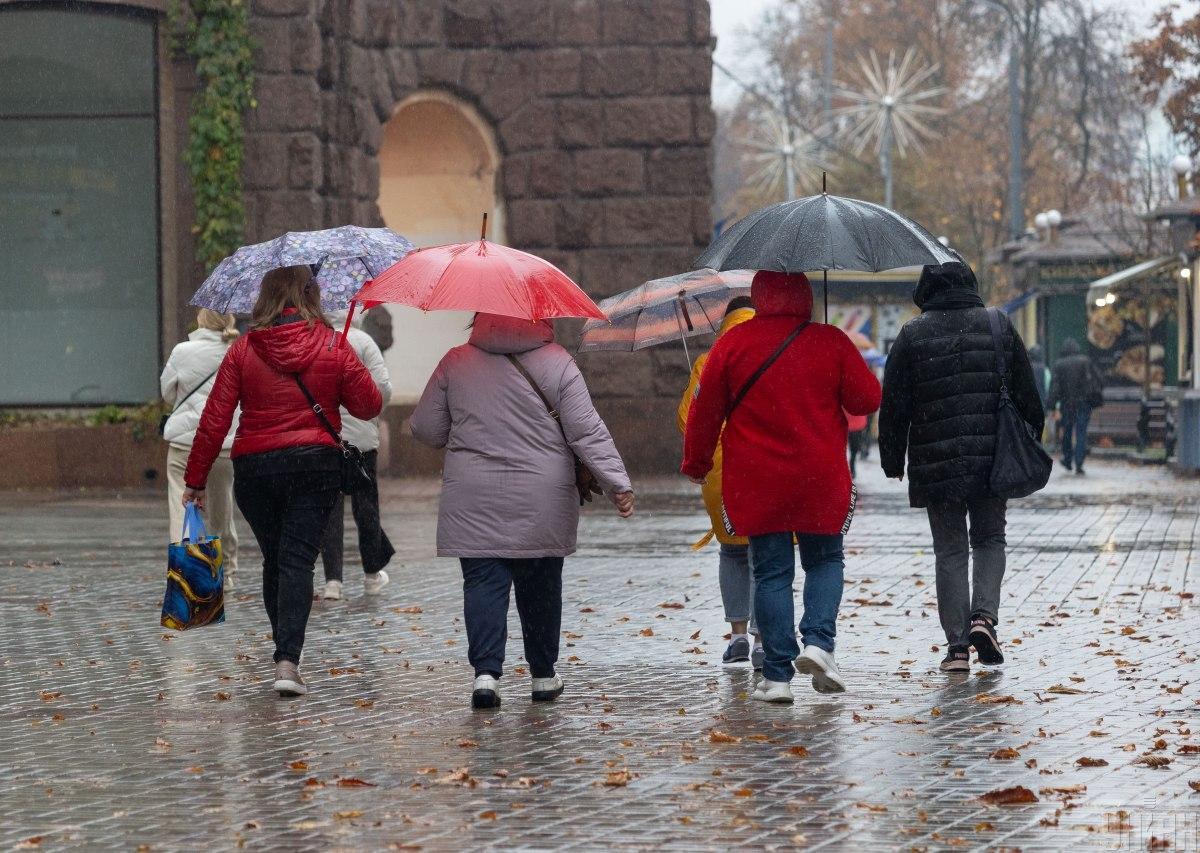 25 жовтня частину України заллє дощами: де буде тепло до +18°