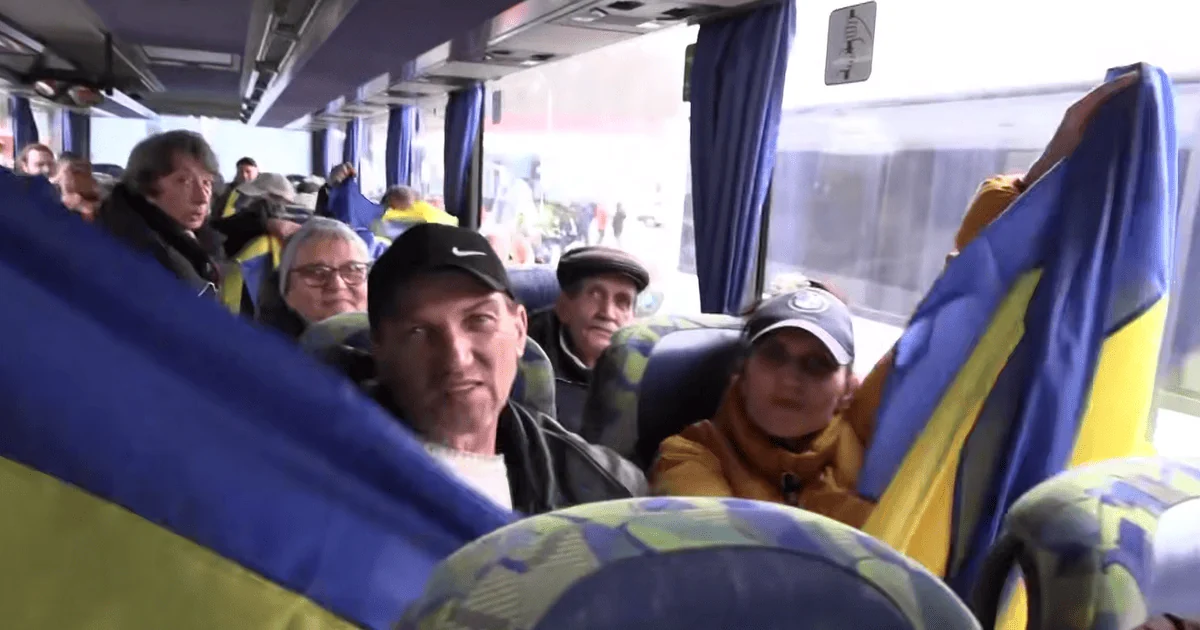 Евакуйовані з Олешків люди