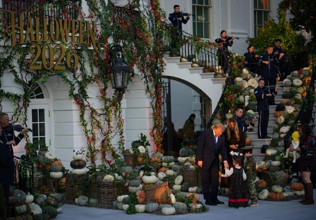 Моторошно у Білому домі: до Трампа прийшли діти у радянській військовій формі та кокошнику