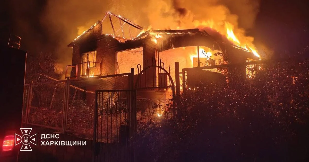 Охоплений вогнем будинок на Харківщині через російську атаку 20 жовтня