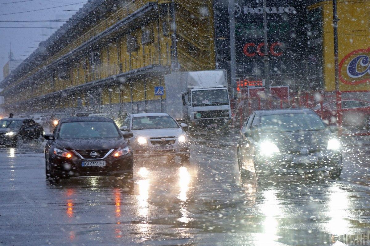 Коли очікувати перший сніг: синоптикиня порадила автомобілістам вчасно змінити шини