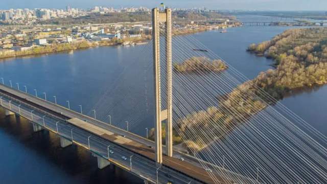 Лише одна смуга та до 10 тонн: у Києві частково відкрили Південний міст