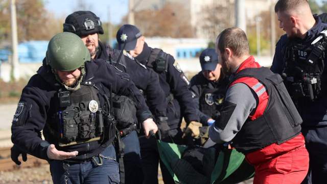 Удар по перону, де стояла електричка: Зеленський показав страшні кадри з Дніпра