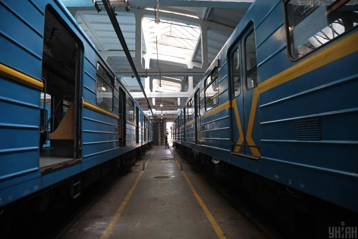 У Києві змінили рух метро після атаки: які станції працюють і де додали автобуси