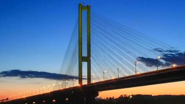 Вдарили ракетами: експерт чесно відповів, в якому стані зараз Південний міст у Києві