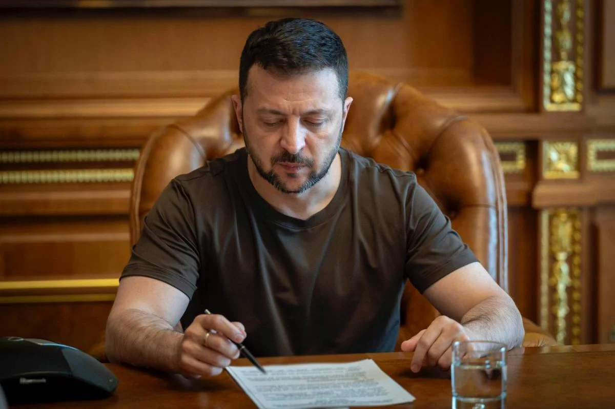 Зеленський підписав закони про міжнародні посилки та "податок на OLX"