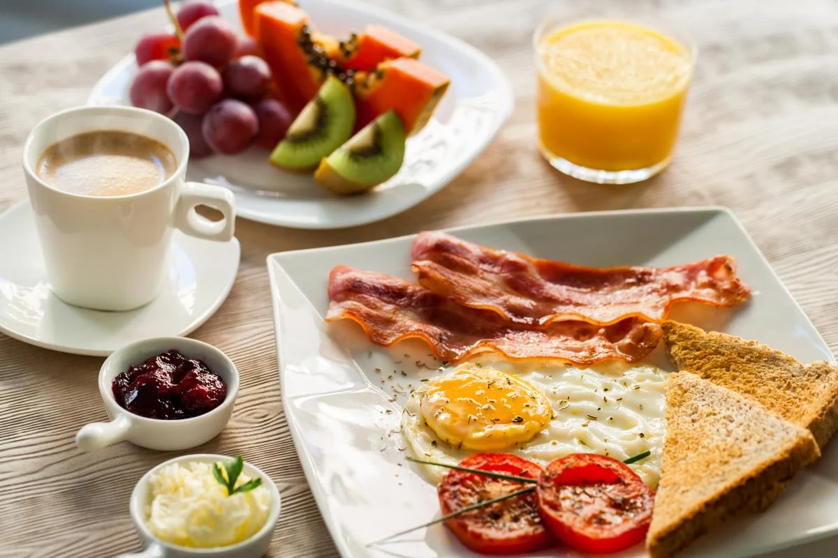 Дієтологиня розповіла, о котрій годині найкраще обідати для легкого травлення