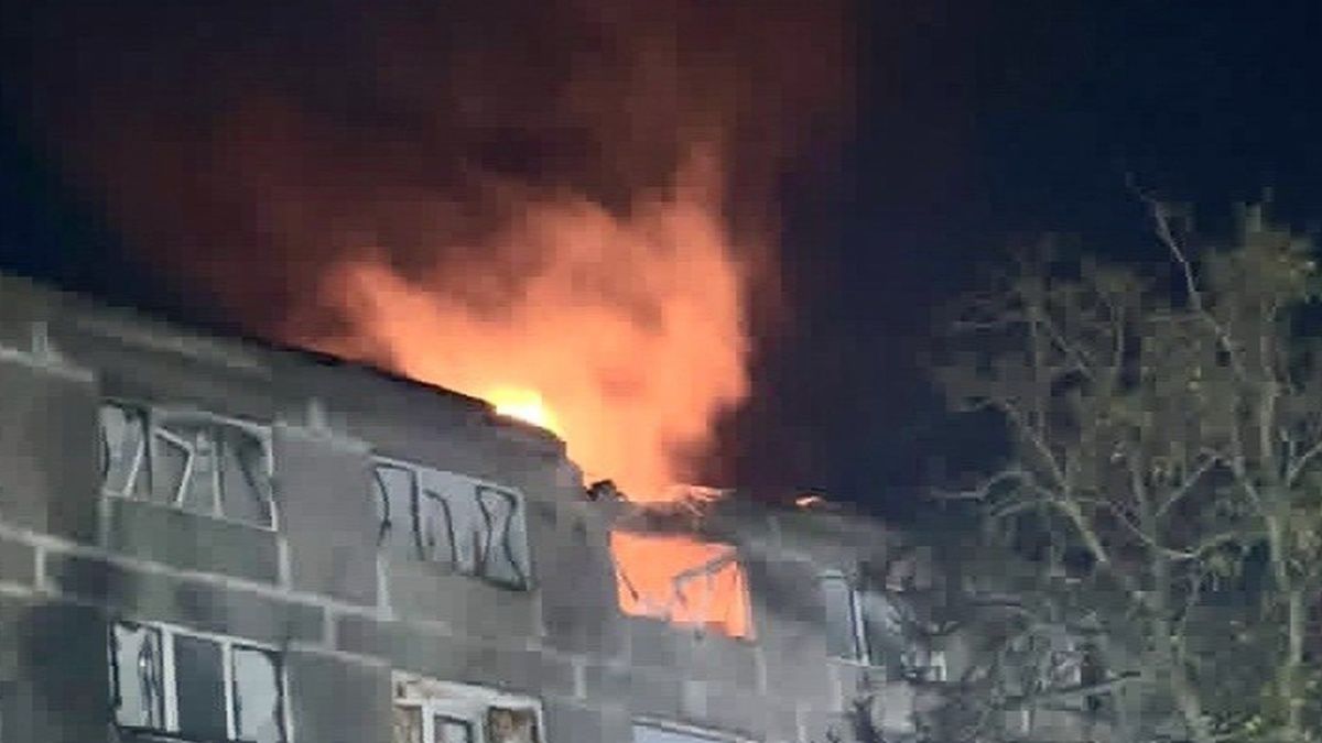 Пожежа в гуртожитку професійно-технічного училища в Дніпрі після удару російського безпілотника