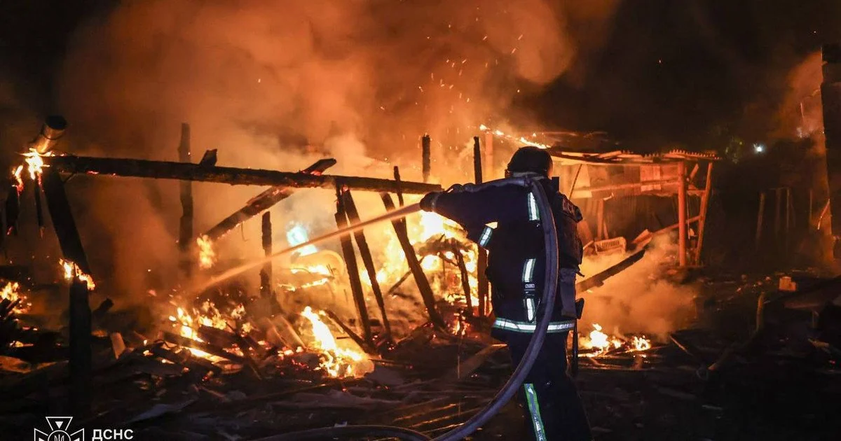 Рятувальник на місці пожежі