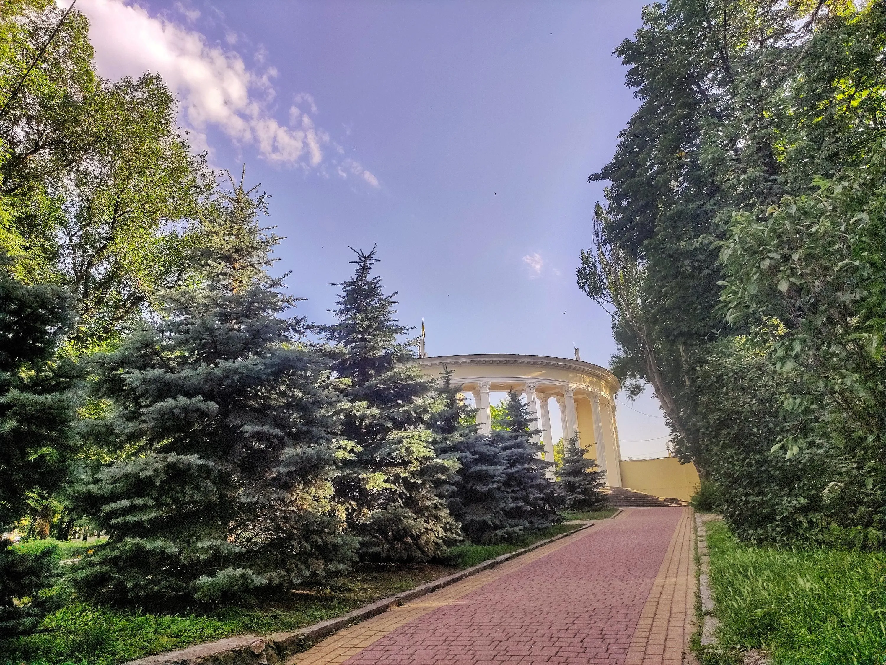 Вигляд головного входу зі сторони парку / фото Anastasia K. (Demsik)