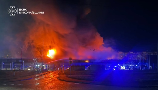 У Первомайську ліквідували масштабну пожежу в «Епіцентрі» після удару РФ