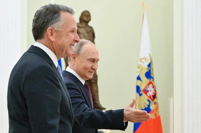 "Їдять ікру, червону від крові": експерт розкритикував візити дипломатів до Москви