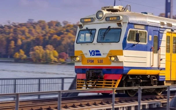 Після атаки на Південний міст у Києві "Укрзалізниця" призначила додаткові поїзди: графік руху