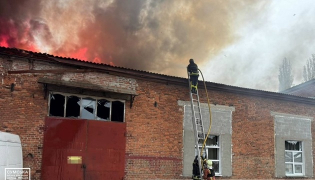 Росіяни вдарили дронами по Сумах, є влучання у промзоні