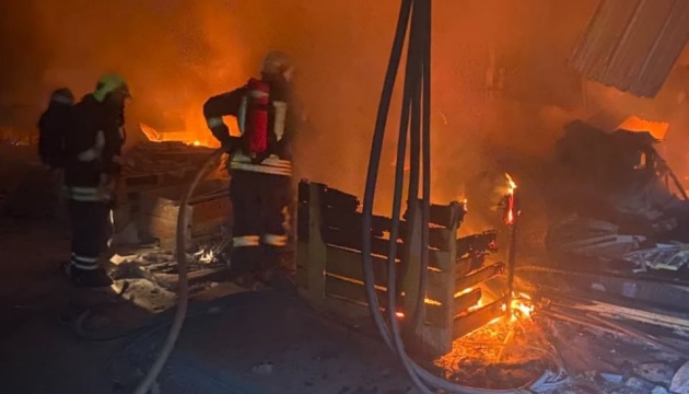 На Львівщині через російську атаку горіло підприємство, є постраждалі