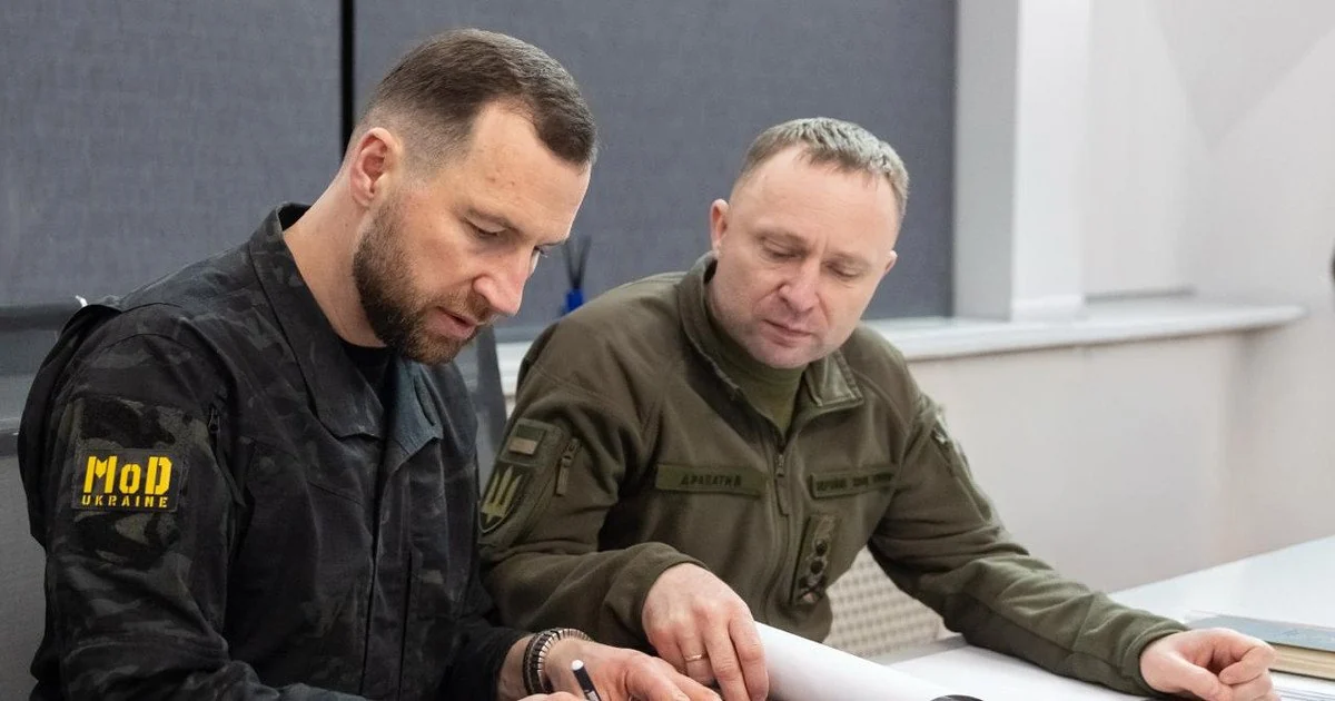 Міністр оборони України Євгеній Хмара та головнокомандувач ЗСУ Михайло Драпатий