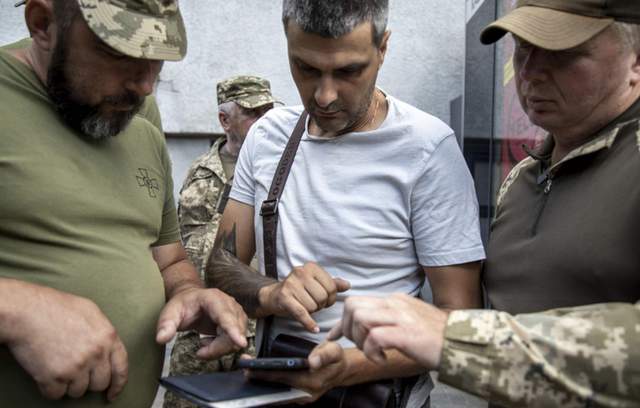 Чи мають право ТЦК перевіряти телефон та що робити, якщо його забрали