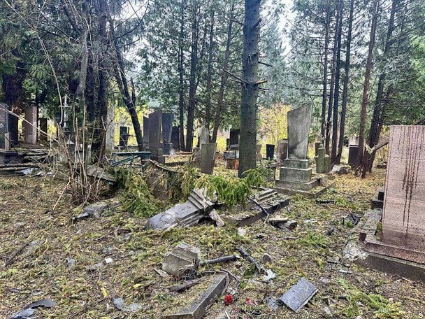 Російський дрон вдарив по кладовищу Героїв у Рівному: пошкоджено понад 10 могил