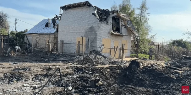 Удари по будинках, ТЦ та готелю: Росія знову обстріляла обласний центр України — відео