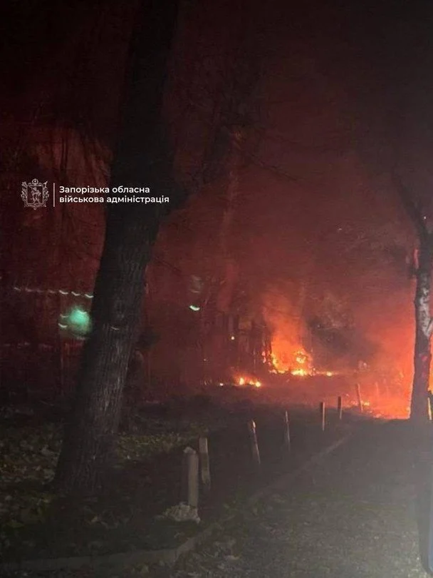 Росія вдарила по Запоріжжю: пошкоджені будинки та комерційна будівля, є поранений