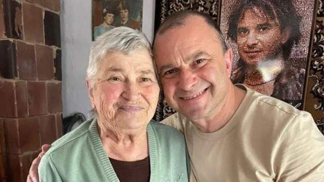 Віктор Павлік замилував мережу рідкісним фото з 86-річною матір'ю