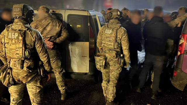 Били, погрожували пістолетом і брали тисячі євро: на Буковині викрили 5 працівників ТЦК