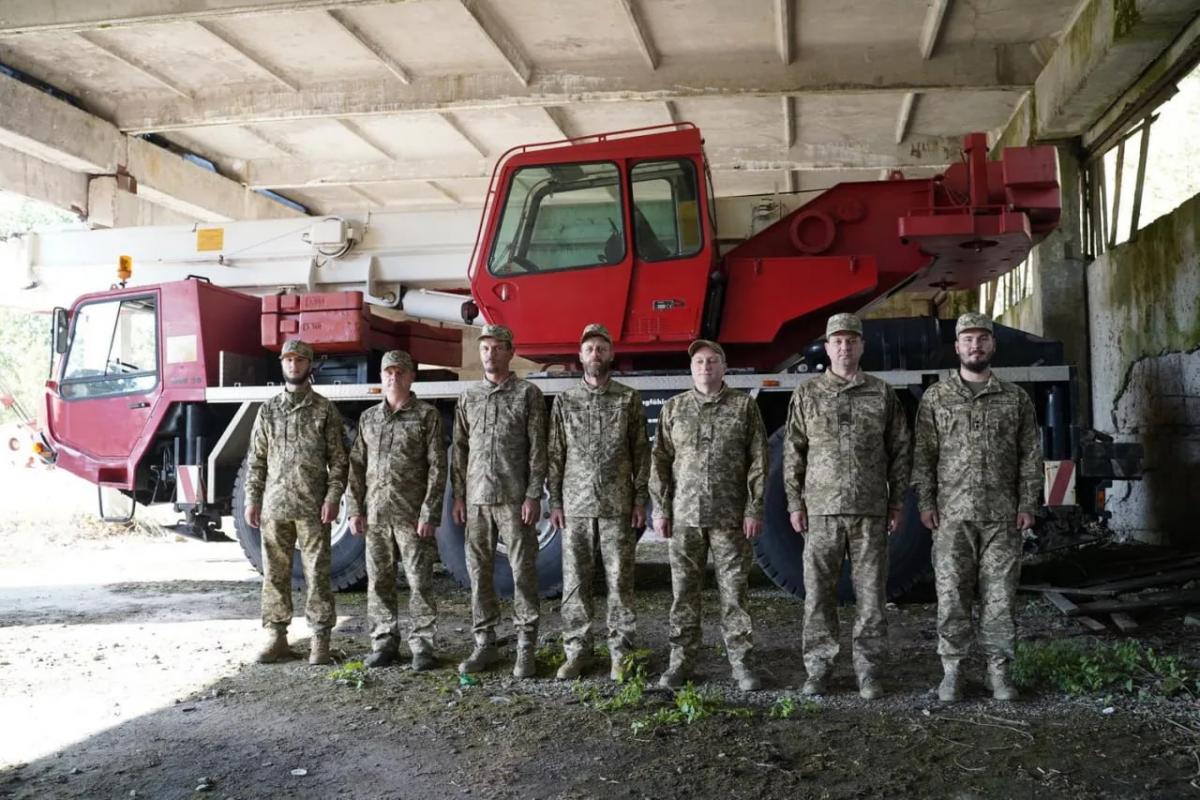 Для евакуації та ремонту важкої техніки: 'Сталевий фронт' Ріната Ахметова передав 157-й ОМБр тягач і 40-тонний кран