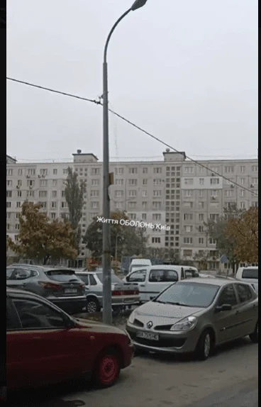 У Києві зі стовпа тече вода. / © із соцмереж