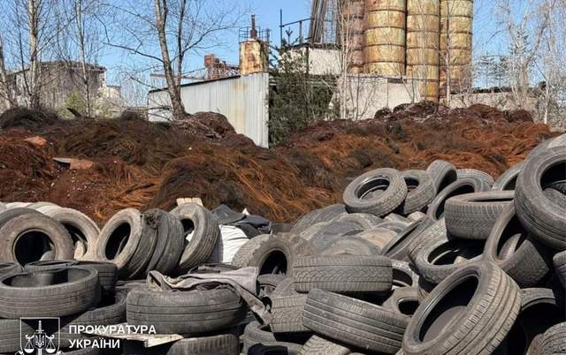 Ворог палить будинки, свої – покришки: токсичний бізнес у Києві