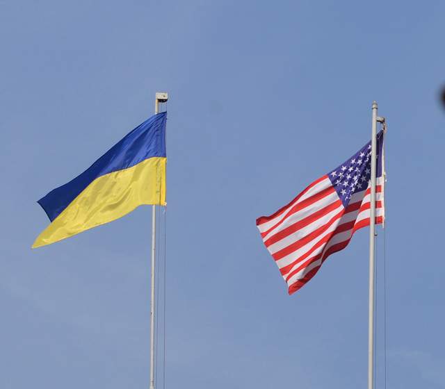 Не втручатись у протиріччя між партіями: як Україні зберегти головного союзника