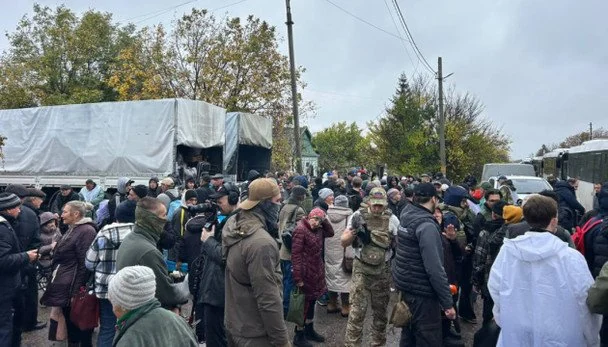 "Два роки не бачилися з татом": історія евакуації з окупованих Олешків та чуттєві зізнання рідних