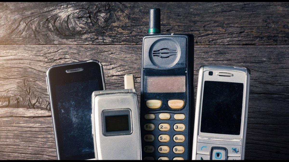 Старі телефони, забуті в ящику, можуть коштувати тисячі доларів: що перевірити вдома