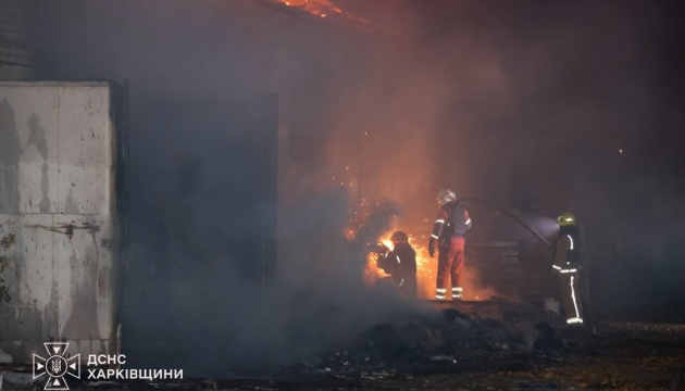 У Харкові внаслідок удару російської «Бандеролі» виникли пожежі, пошкоджені вантажівки