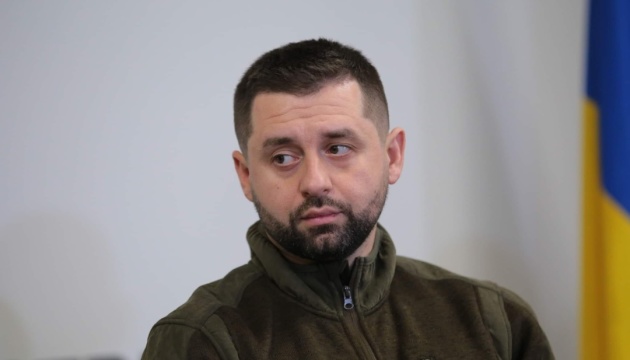 Уже за кілька годин евакуйовані жителі Олешок будуть на території України - Арахамія