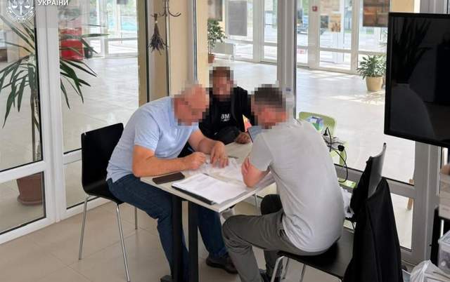 Замість фронту – на продаж: на Львівщині ділок "заникав" 16 автомобілів армійського призначення
