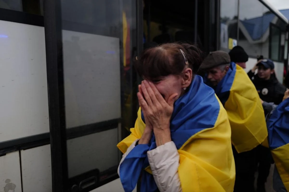 Тіла померлих з вулиць не прибирають: евакуйовані з Олешків розповіли про пережите