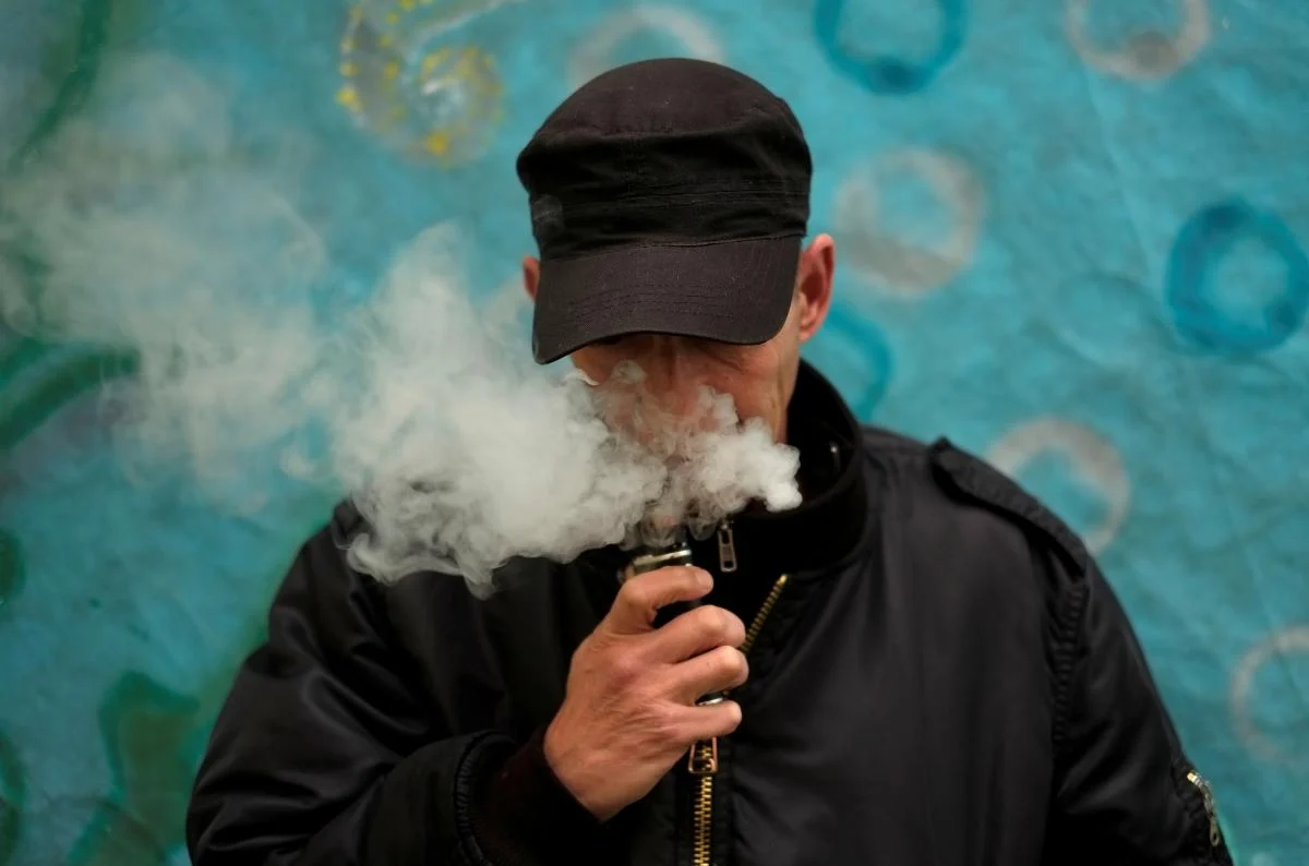 Мережа вейп-шопів UVAPE кидає виклик прем’єру Корецькому, – журналіст